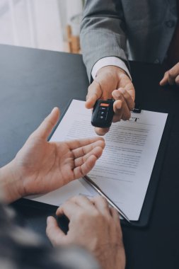 Araba satıcısı, satın alma sözleşmesini yasal olarak imzalayan müşterilere anahtar verdi, araba satışlarının başarıyla tamamlanması, satın alma sözleşmesi ve anahtar teslimatı..