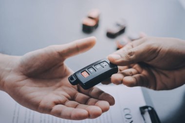 Araba satıcısı, satın alma sözleşmesini yasal olarak imzalayan müşterilere anahtar verdi, araba satışlarının başarıyla tamamlanması, satın alma sözleşmesi ve anahtar teslimatı..