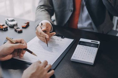 Araba satıcısı, satın alma sözleşmesini yasal olarak imzalayan müşterilere anahtar verdi, araba satışlarının başarıyla tamamlanması, satın alma sözleşmesi ve anahtar teslimatı..