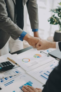 İş birleşme ve satın alma, başarılı müzakere, tokalaşma, ortaklık ve iş anlaşması konseptine ortak olmak için iki iş adamı el sıkışması.