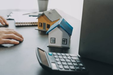 Emlak komisyoncusu, emlak kredisi teklifi ve ev sigortası için imzalı sigorta anlaşması yapma, ev modeli alma ve satma konularında müşteriye danışmanlık yapar ve sunar.