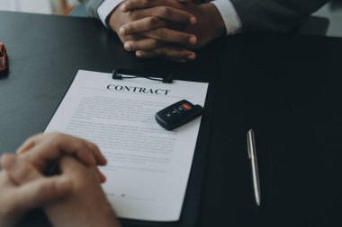 Araba satıcısı, satın alma sözleşmesini yasal olarak imzalayan müşterilere anahtar verdi, araba satışlarının başarıyla tamamlanması, satın alma sözleşmesi ve anahtar teslimatı..