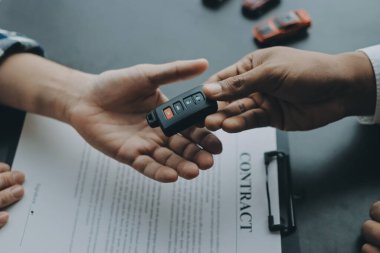 Araba satıcısı, satın alma sözleşmesini yasal olarak imzalayan müşterilere anahtar verdi, araba satışlarının başarıyla tamamlanması, satın alma sözleşmesi ve anahtar teslimatı..