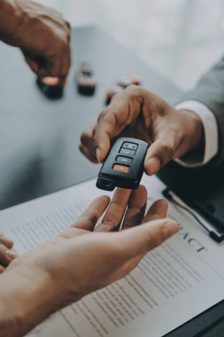 Araba satıcısı, satın alma sözleşmesini yasal olarak imzalayan müşterilere anahtar verdi, araba satışlarının başarıyla tamamlanması, satın alma sözleşmesi ve anahtar teslimatı..