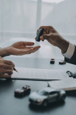 Araba satıcısı, satın alma sözleşmesini yasal olarak imzalayan müşterilere anahtar verdi, araba satışlarının başarıyla tamamlanması, satın alma sözleşmesi ve anahtar teslimatı..
