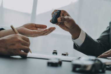 Araba satıcısı, satın alma sözleşmesini yasal olarak imzalayan müşterilere anahtar verdi, araba satışlarının başarıyla tamamlanması, satın alma sözleşmesi ve anahtar teslimatı..