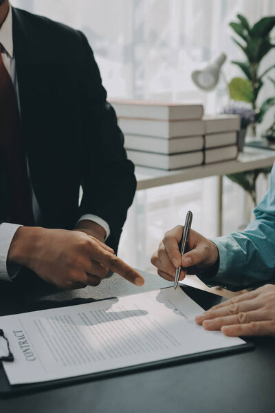 Адвокат объяснил клиенту о законе, который должен быть возбужден против судебного дела
.