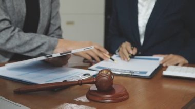 İş adamları ofiste toplanıyor.