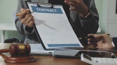 İş adamı masadaki belgeleri imzalıyor