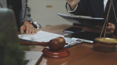 Avukat, yargıç, avukat ve hukuk bürosunda..