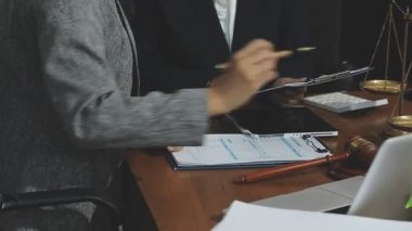 İş adamları ve işadamları ofiste belgeleri, iş toplantılarını tartışıyor