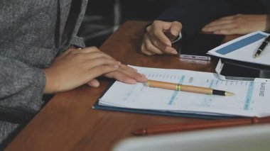 Ofiste çalışan iş adamları.