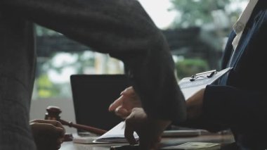 İş Adamları Tokalaşıyor