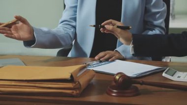 İş adamları birlikte çalışıyor.