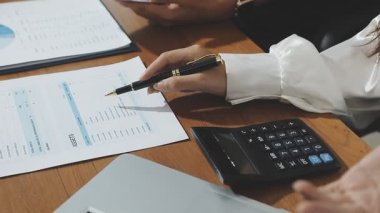 İş adamları toplantıda mali verileri tartışıyor ve analiz ediyorlar