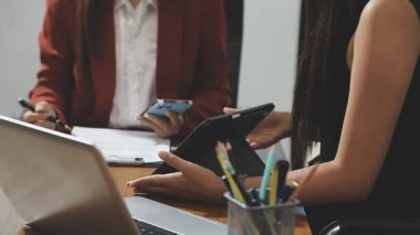 İş ekibi toplantısı ve beyin fırtınası.