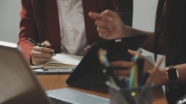 İş adamları mali planı tartışıyor