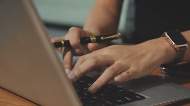 Ofiste dizüstü bilgisayar kullanan genç bir kadın..