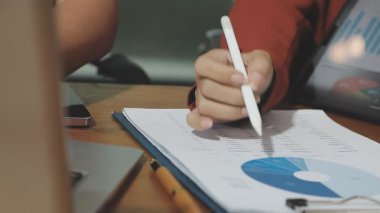 Ofiste grafik üzerinde çalışan iş adamı.