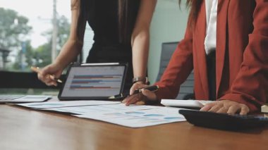 İş kadınları mali tabloları tartışıyor ve tartışıyorlar