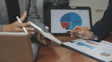 Ofiste çalışan iş adamları.