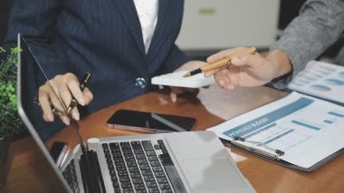 İşadamları tablet kullanıyor ve modern ofiste çalışıyorlar..