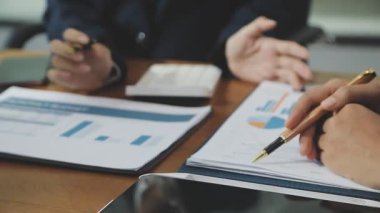 Ofiste dizüstü bilgisayar ve mali belgelerle çalışan iş kadınları.