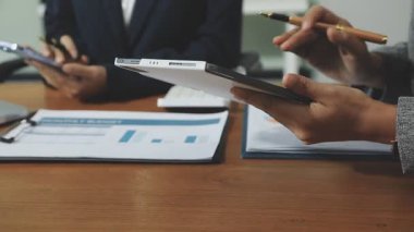 Ofisteki iş yerinde tablet bilgisayar kullanan bir işadamı. Tablet üzerinde çalışan iş adamı