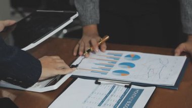 grafikte işaret eden işadamı