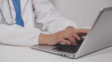 Doktor onun bilgisayar kullanma