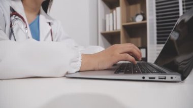 Bilgisayarı kullanarak doktorların ellerini kapat. tıbbi sağlık hizmetleri.