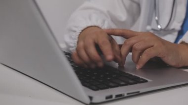 Doktor bir dizüstü bilgisayar kullanarak