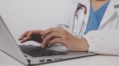 Klinikte dizüstü bilgisayarla çalışan kadın doktoru kapatın.