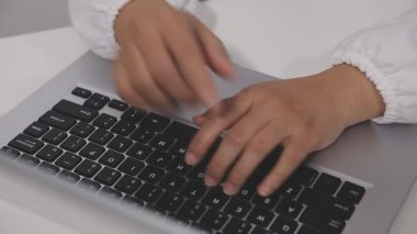 Dizüstü bilgisayarda yazı yazan kadınların ellerini kapat