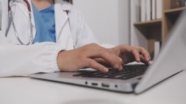 Dizüstü bilgisayar ile çalışan doktor