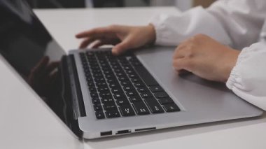 yakın plan - dizüstü bilgisayarda yazan kadının klavyesi
