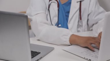 Bilgisayarı kullanarak bir doktoru kapat.