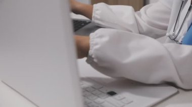 Ofiste steteskoplu bir doktor var.