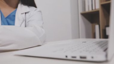 Ofisinde tableti olan bir doktor..