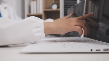 Hastane ofisinde çalışan kadın doktor, sağlık ve sağlık hizmetleri doktor servisi