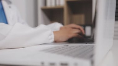 Bilgisayarda çalışan doktorların kapatılması, sağlık hizmetleri konsepti.