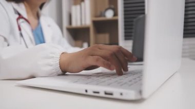 Doktor hastanede dizüstü bilgisayar kullanıyor..