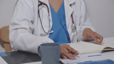 Doktor reçeteyle yazıyor.