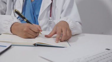 Doktor ellerinin panoyu masanın üstünde tutması. tıbbi konsept