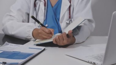 Klinikte çalışan genç bayan doktor.