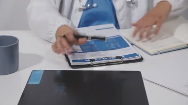 Ofiste dizüstü bilgisayarda çalışan kadın doktor.