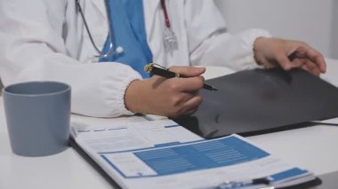 Masa başında çalışan tıp doktoru