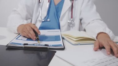 Kapat - doktor elleri iş yerindeki bilgisayarda steteskopla