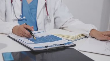 Doktor bir panoda yazıyor