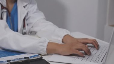 Doktor bir dizüstü bilgisayar kullanarak